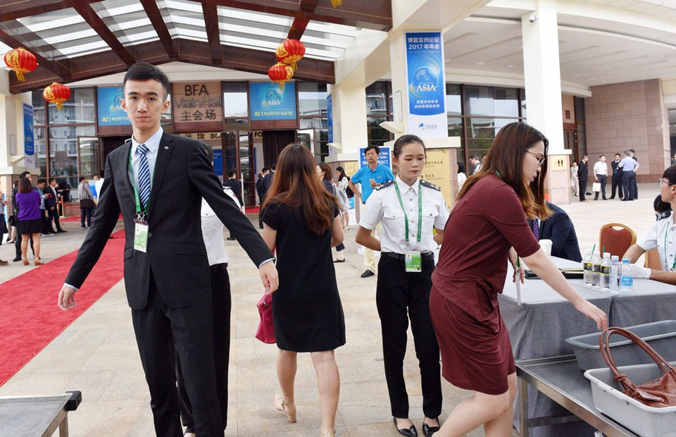 Mọi đại biểu tham dự đều trải qua kiểm tra nghiêm ngặt. (Ảnh: Vĩnh Hà-Trung Kiên/Vietnam+)