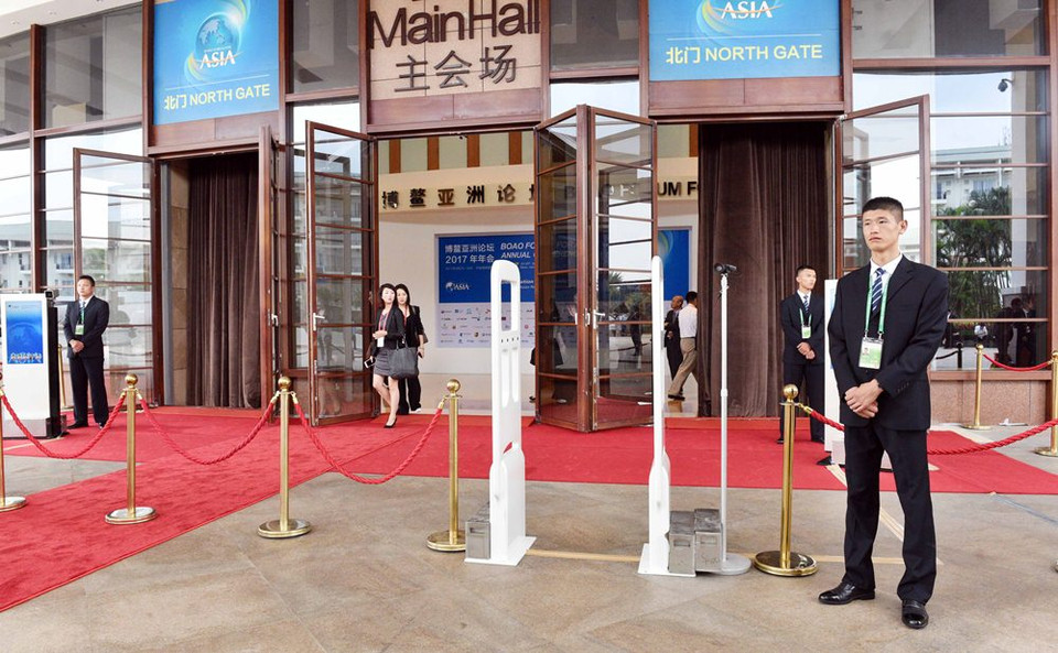 An ninh được thắt chặt tại nơi diễn ra Lễ khai mạc Diễn đàn. (Ảnh: Vĩnh Hà-Trung Kiên/Vietnam+)