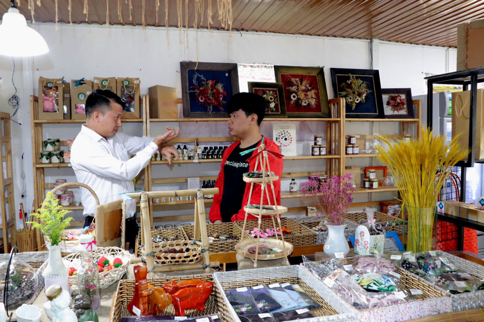 Anh Võ Anh Tuấn (trái), người đã xây dựng quán càphê đặc biệt này với mong muốn giúp các em khiếm thính khi ra trường có nơi làm việc, không bị bơ vơ, mặc cảm, thoát khỏi định kiến "là gánh nặng của xã hội". (Ảnh: Chu Quốc Hùng/TTXVN)