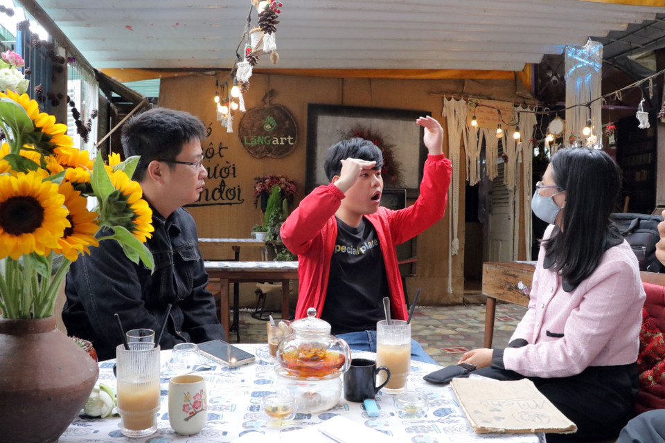 Lặng Art cũng là nơi giới thiệu, bán các món đồ chơi, đồ lưu niệm, trà thảo mộc… do chính các học sinh trường khiếm thính làm ra. (Ảnh: Chu Quốc Hùng/TTXVN)