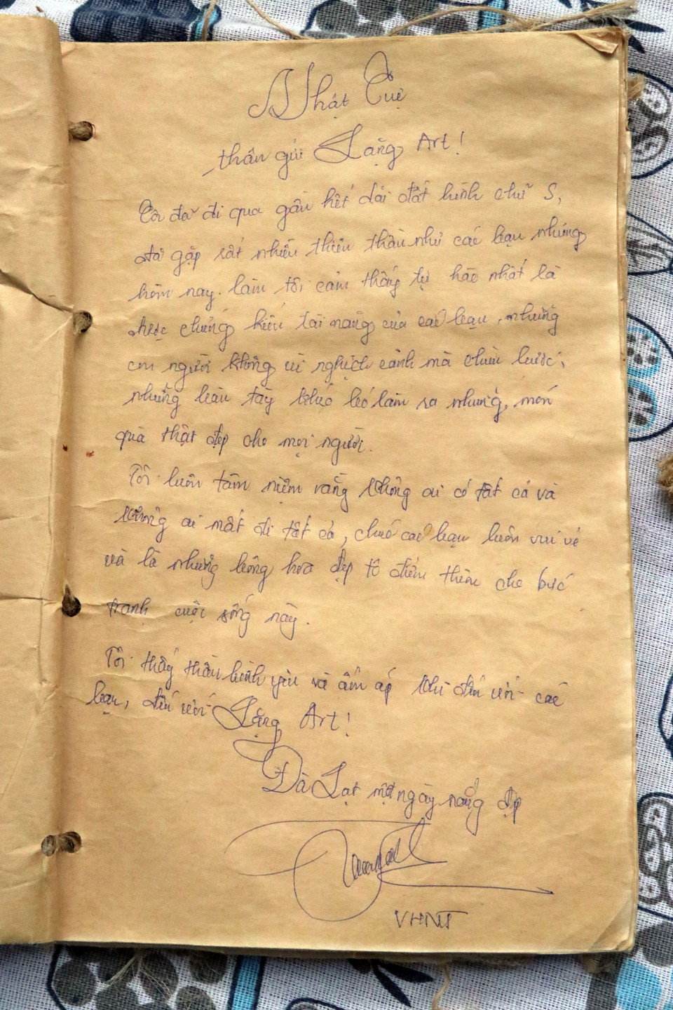 Một trang trong sổ lưu niệm của cafe Lặng Art. (Ảnh: Chu Quốc Hùng/TTXVN)