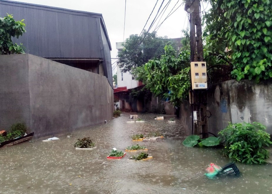 Công tác khắc phục hậu quả đang được các cấp chính quyền và lực lượng chức năng ở các địa phương khẩn trương thực hiện. (Ảnh: Quân Trang/TTXVN)