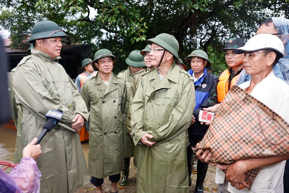 Phó Thủ tướng Lê Thành Long chỉ đạo công tác khắc phục hậu quả mưa lũ tại Thôn Nhân Lý, xã Nam Phương Tiến, huyện Chương Mỹ. (Ảnh: Doãn Tấn/TTXVN)