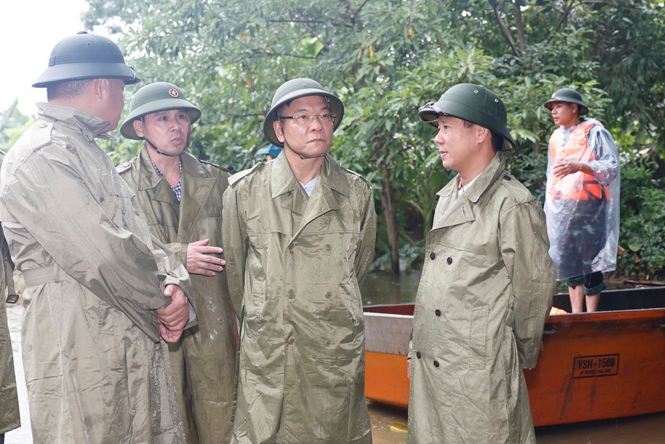 Phó Thủ tướng Lê Thành Long chỉ đạo công tác khắc phục hậu quả mưa lũ tại Thôn Nhân Lý, xã Nam Phương Tiến, huyện Chương Mỹ. (Ảnh: Doãn Tấn/TTXVN)