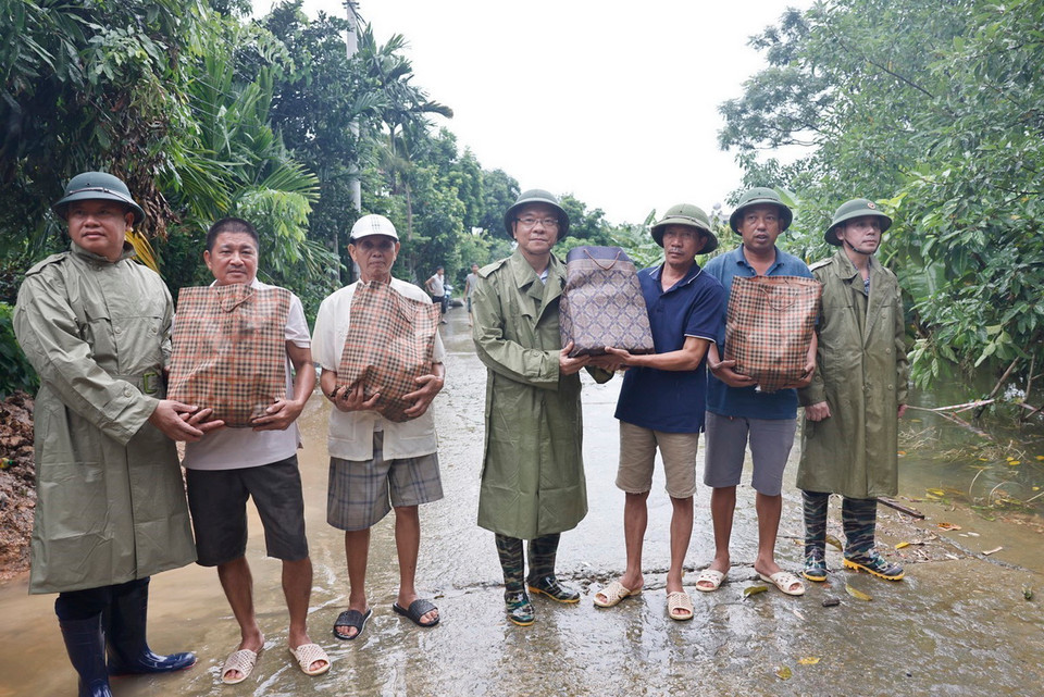 Phó Thủ tướng Lê Thành Long thăm, tặng quà nhân dân tại Thôn Nhân Lý, xã Nam Phương Tiến, huyện Chương Mỹ. (Ảnh: Doãn Tấn/TTXVN)