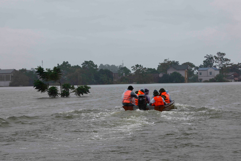 Đoàn công tác của Phó Thủ tướng Lê Thành Long thăm, chỉ đạo công tác khắc phục hậu quả mưa lũ tại huyện Chương Mỹ, Hà Nội. (Ảnh: Doãn Tấn/TTXVN)