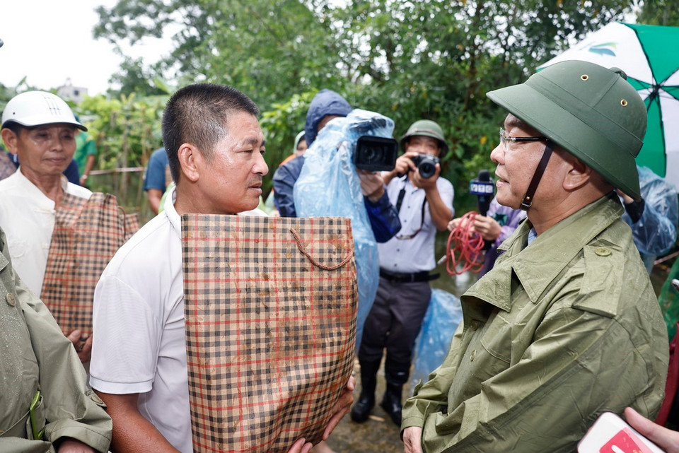 Phó Thủ tướng Lê Thành Long thăm, tặng quà nhân dân tại Thôn Nhân Lý, xã Nam Phương Tiến, huyện Chương Mỹ. (Ảnh: Doãn Tấn/TTXVN)