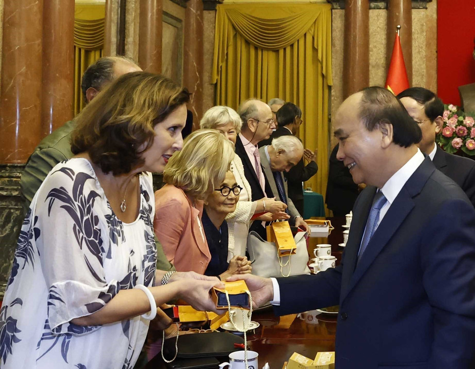 Chủ tịch nước Nguyễn Xuân Phúc với các đại biểu. (Ảnh: Thống Nhất/TTXVN)