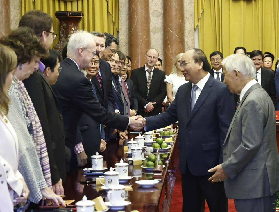 Chủ tịch nước Nguyễn Xuân Phúc với các đại biểu. (Ảnh: Thống Nhất/TTXVN)