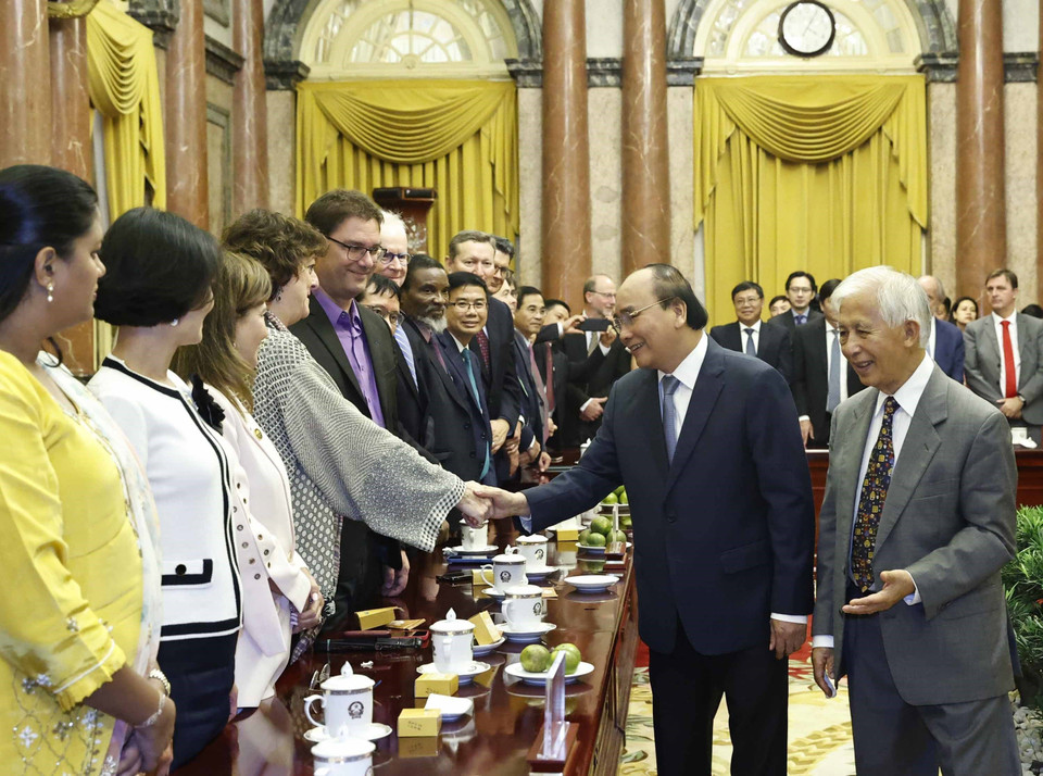 Chủ tịch nước Nguyễn Xuân Phúc với các đại biểu. (Ảnh: Thống Nhất/TTXVN)