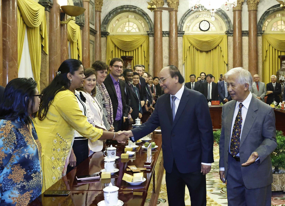 Chủ tịch nước Nguyễn Xuân Phúc với các đại biểu. (Ảnh: Thống Nhất/TTXVN)