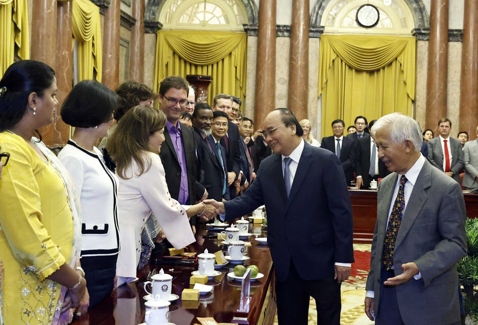 Chủ tịch nước Nguyễn Xuân Phúc với các đại biểu. (Ảnh: Thống Nhất/TTXVN)