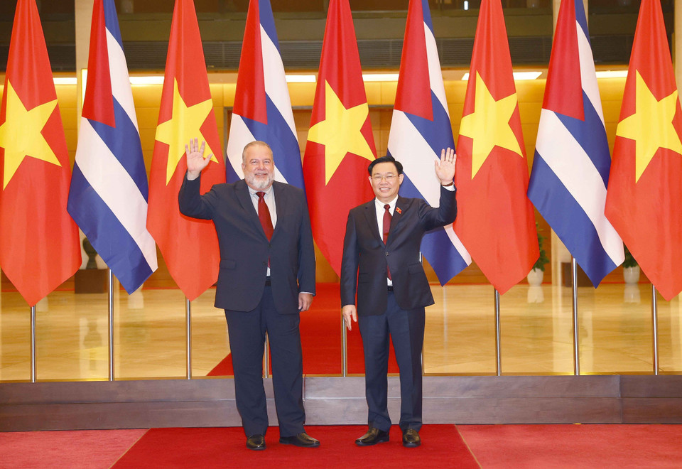 Chủ tịch Quốc hội Vương Đình Huệ và Thủ tướng nước Cộng hòa Cuba Manuel Marrero Cruz chụp ảnh chung. (Nguồn: TTXVN)