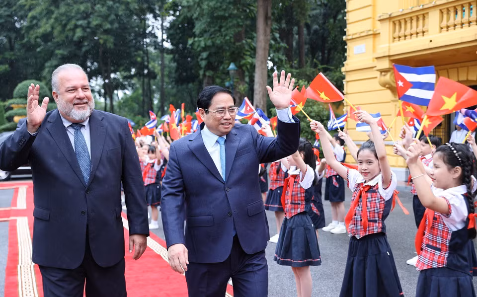 Thủ tướng Phạm Minh Chính và Thủ tướng nước Cộng hòa Cuba Manuel Marrero Cruz với thiếu nhi Thủ đô. (Ảnh: Dương Giang/TTXVN)