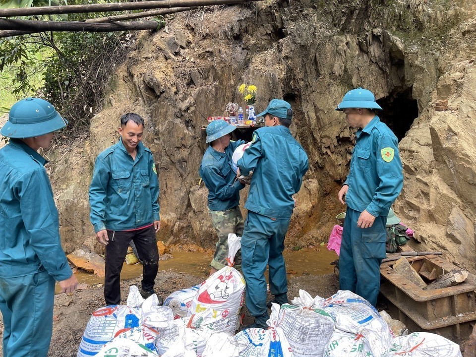 Các lực lượng tại bãi vàng Nậm Suổng tiến hành xúc đất vào bao tải để vận chuyển vào hầm che đậy vật liệu nổ tạo độ nén và sức công phá lớn. (Ảnh: Việt Hoàng/TTXVN)