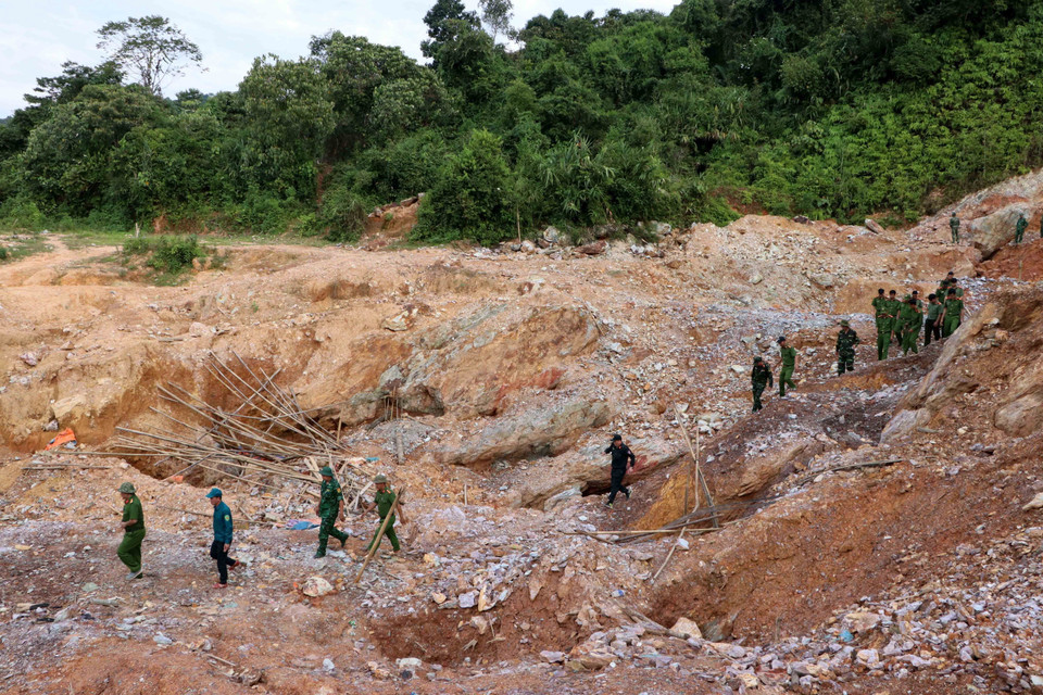 Các lực lượng tiến vào bãi vàng Nậm Kha Á - nơi các đối tượng đào vàng làm nham nhở một góc rừng. (Ảnh: Việt Hoàng/TTXVN)