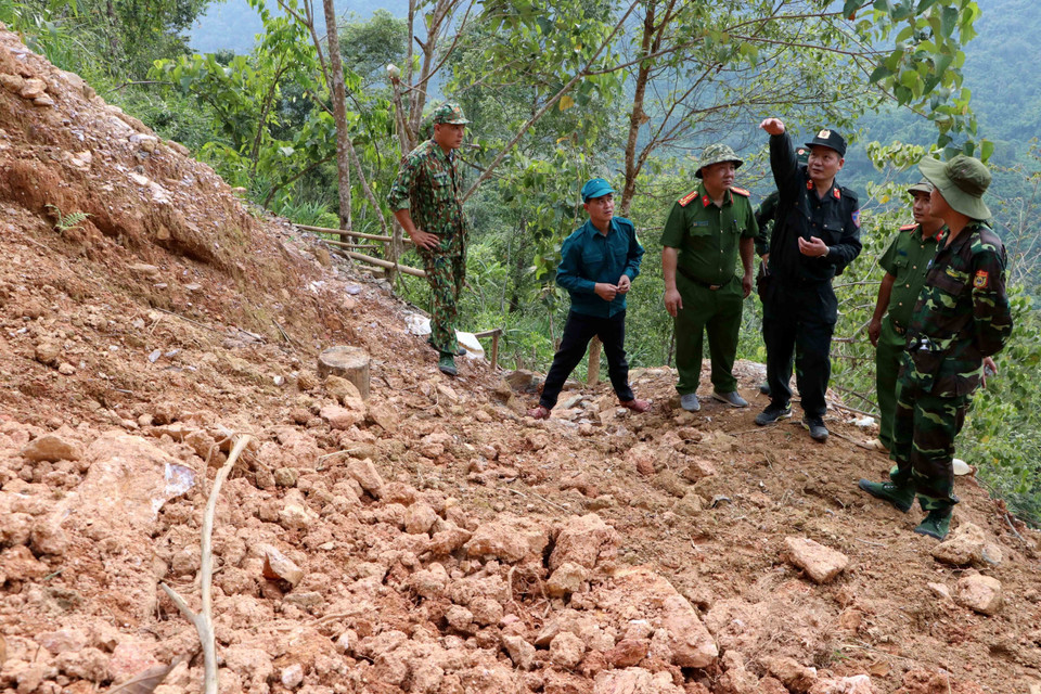 Đại tá Phạm Hải Đăng, Phó Giám đốc Công an tỉnh Lai Châu chỉ huy các lực lượng tiến hành chọn vị trí để đặt vật liệu nổ thực hiện nổ đánh sập hầm vàng. (Ảnh: Việt Hoàng/TTXVN)