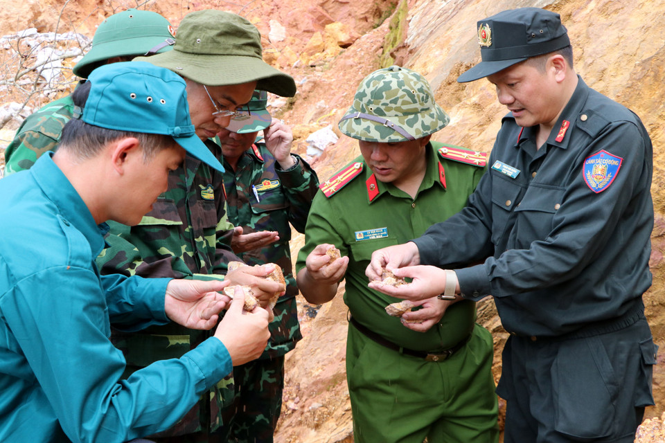 Ở bãi vàng Nậm Kha Á, các lực lượng chức năng tiến hành khảo sát, đánh giá quặng vàng lấy ra từ trong hầm để phân tích nhằm có căn cứ đánh sập từng hầm sao cho hiệu quả. (Ảnh: Việt Hoàng/TTXVN)