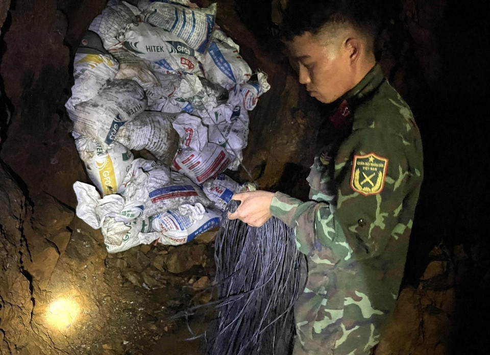 Chiến sỹ công binh đấu nối dây điện kích nổ ở hầm vàng thuộc bãi vàng Nậm Suổng, xã Vàng San. (Ảnh: Việt Hoàng/TTXVN)