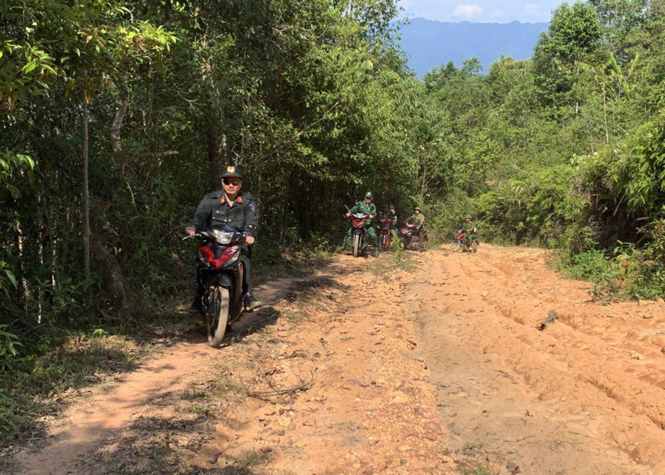 Cán bộ, chiến sỹ lực lượng công an, bộ đội biên phòng, công binh sử dụng xe máy vượt đường rừng trong nhiều giờ để vào bãi vàng Nậm Kha Á ở huyện Mường Tè. (Ảnh: Việt Hoàng/TTXVN)