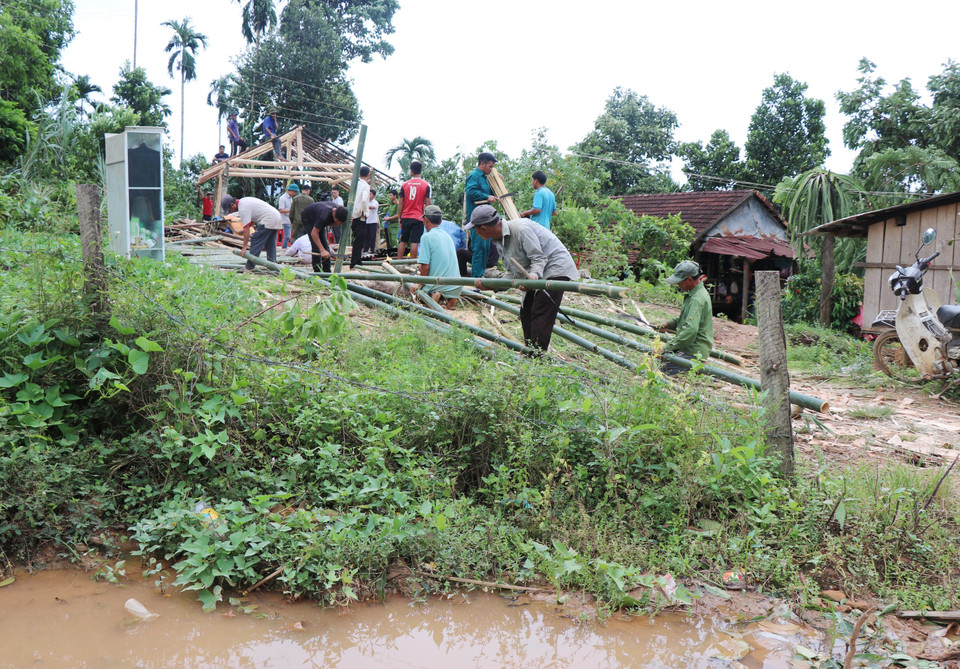 Người dân làng Bờ Reo, xã Sơn Thượng, huyện Sơn Hà, tỉnh Quảng Ngãi dựng lại nhà mới cho bà Đinh Thị Xấu trên nền nhà cũ trước đó bị sập do bão số 4. (Ảnh: Phạm Cường/TTXVN)