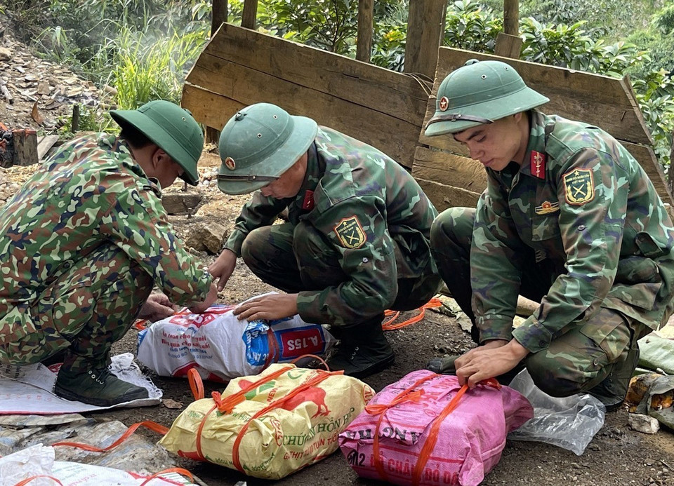 Lực lượng công binh tiến hành gói chất nổ thành bọc để đánh sập hầm ở bãi vàng Nậm Suổng, xã Vàng San, huyện Mường Tè. (Ảnh: Việt Hoàng/TTXVN)