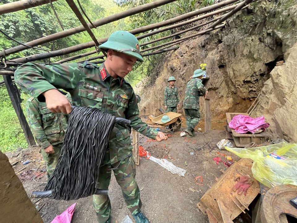 Hầm vàng ở xã Nậm Suổng sâu gần 200m nên dây điện kích nổ phải đấu dài ra bên ngoài nhằm bảo đảm an toàn. (Ảnh: Việt Hoàng/TTXVN)