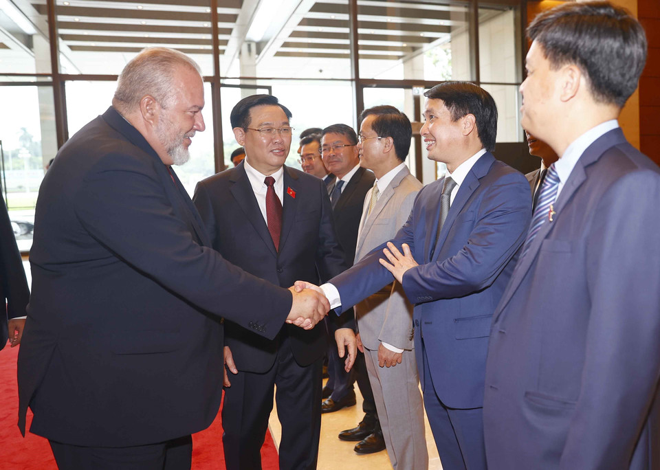 Chủ tịch Quốc hội Vương Đình Huệ và Thủ tướng nước Cộng hòa Cuba Manuel Marrero Cruz với đại biểu. (Nguồn: TTXVN)