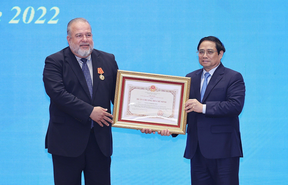 Thủ tướng Phạm Minh Chính trao tặng Huân chương Hồ Chí Minh cho Thủ tướng nước Cộng hòa Cuba Manuel Marrero Cruz. (Ảnh: Dương Giang/TTXVN)