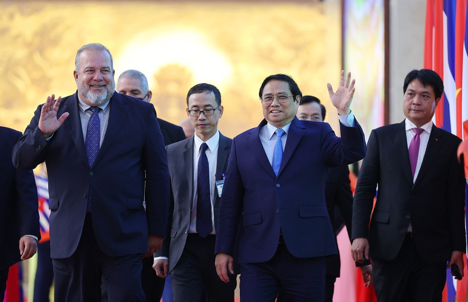 Thủ tướng Phạm Minh Chính và Thủ tướng nước Cộng hòa Cuba Manuel Marrero Cruz tại buổi lễ. (Ảnh: Dương Giang/TTXVN)