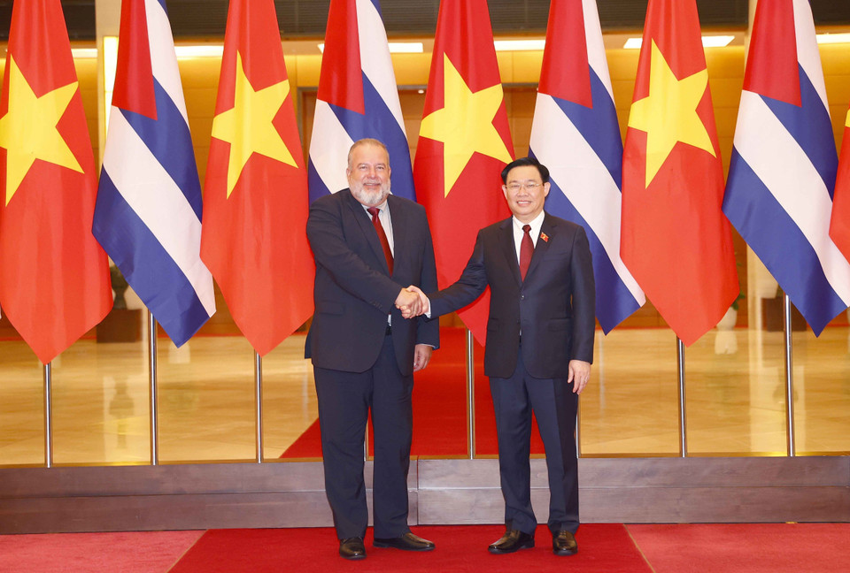 Hình ảnh Chủ tịch Quốc hội Vương Đình Huệ và Thủ tướng nước Cộng hòa Cuba Manuel Marrero Cruz chụp ảnh chung. (Nguồn: TTXVN)