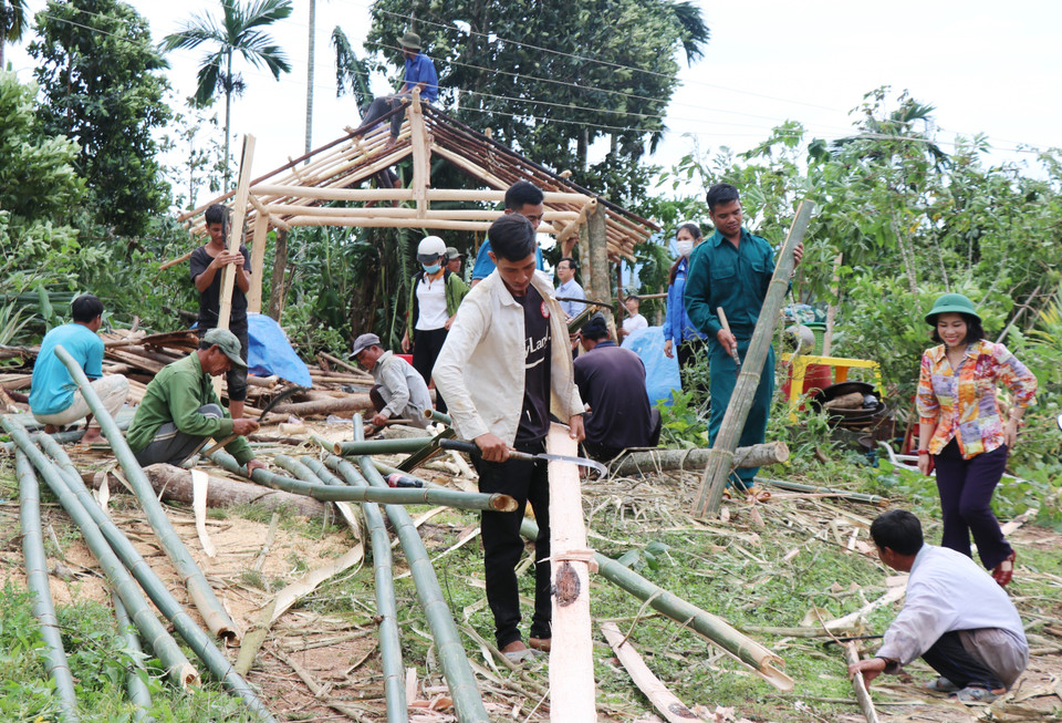Bão số 4 làm ngôi nhà sàn của bà Đinh Thị Xấu, thôn Bờ Reo, xã Sơn Thượng, huyện miền núi Sơn Hà bị sập hoàn toàn. (Ảnh: Phạm Cường/TTXVN)