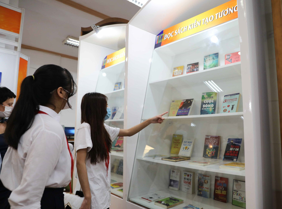 Học sinh tham quan triển lãm sách. (Ảnh: Thanh Tùng/TTXVN)