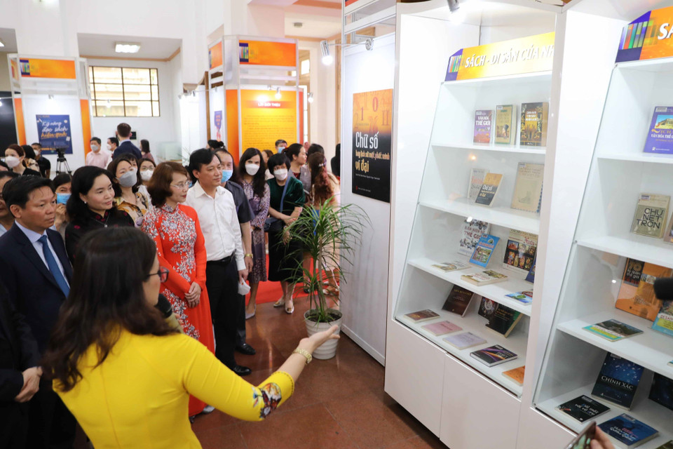 Đại biểu tham quan triển lãm sách "Văn hóa đọc với cuộc sống". (Ảnh: Thanh Tùng/TTXVN)