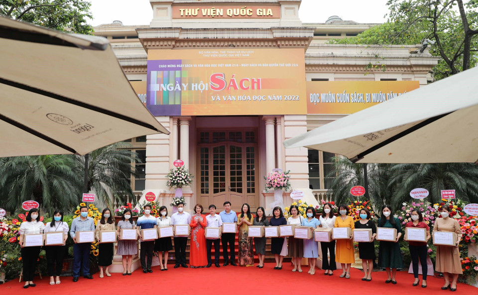 Tặng sách cho thư viện các trường học. (Ảnh: Thanh Tùng/TTXVN)