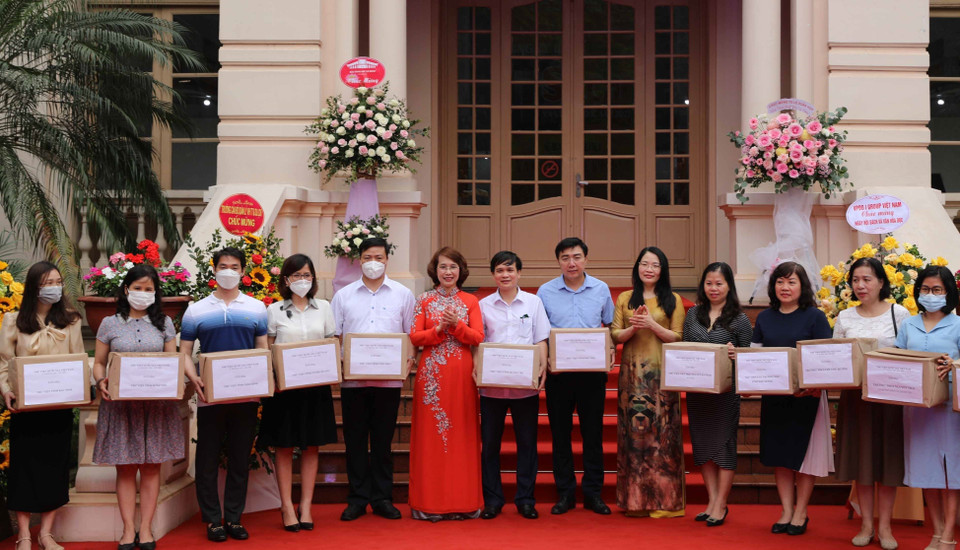 Tặng sách cho thư viện các trường học. (Ảnh: Thanh Tùng/TTXVN)