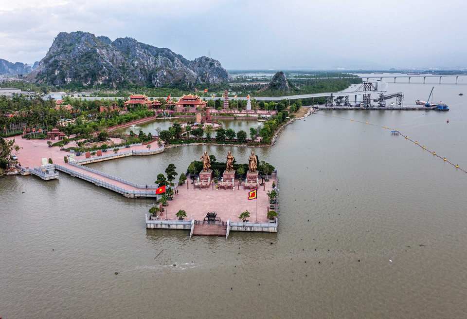 Quảng trường Chiến thắng nhô ra phía bờ sông Bạch Đằng với bãi cọc xung quanh sẽ hiện lên khi thủy triều hạ. (Ảnh: Hoàng Hiếu/TTXVN)