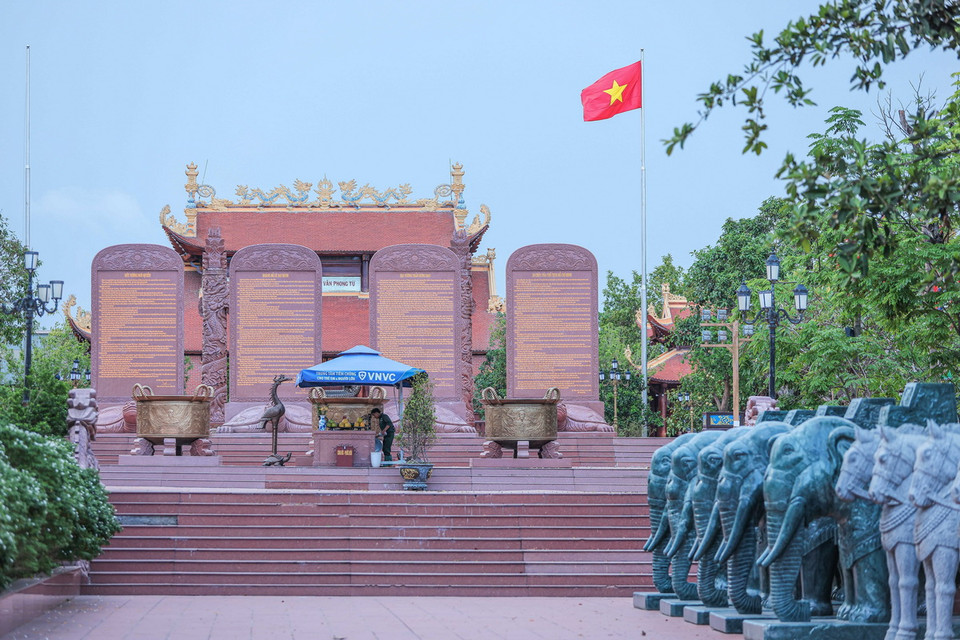 Khu vực bia (từ trái qua phải) giới thiệu Đức vương Ngô Quyền, Hoàng đế Lê Đại Hành, Đại vương Trần Hưng Đạo và Di chúc của Chủ tịch Hồ Chí Minh. (Ảnh: Hoàng Hiếu/TTXVN)