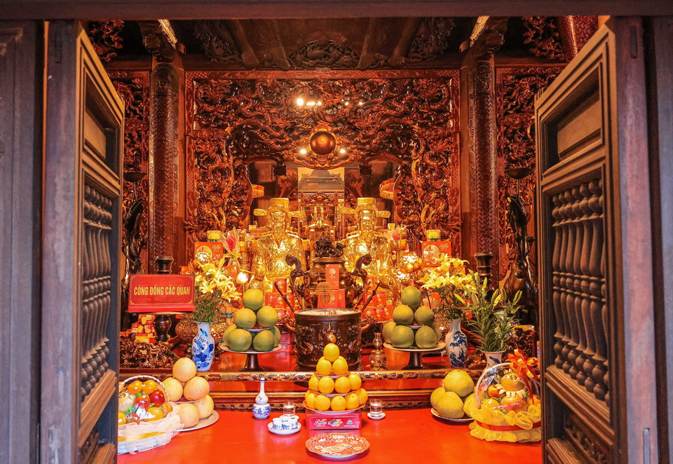 Bên trong Đền thờ Đức Hoàng đế Lê Đại Hành tại khu di tích. (Ảnh: Hoàng Hiếu/TTXVN)