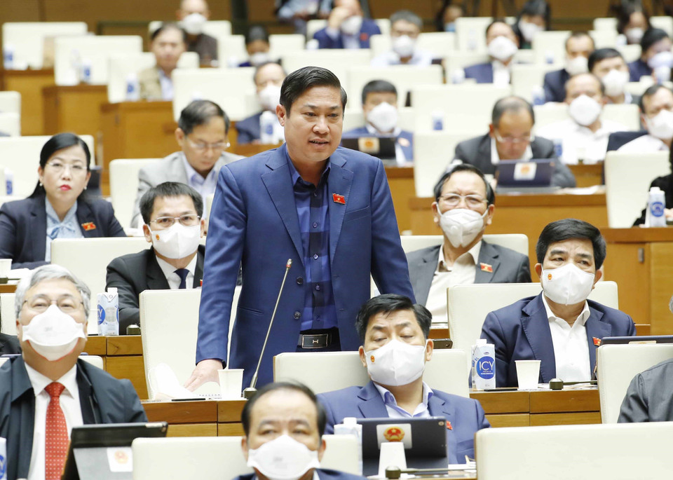 Đại biểu Quốc hội tỉnh Quảng Nam Phan Thái Bình chất vấn. (Ảnh: Phương Hoa/TTXVN)