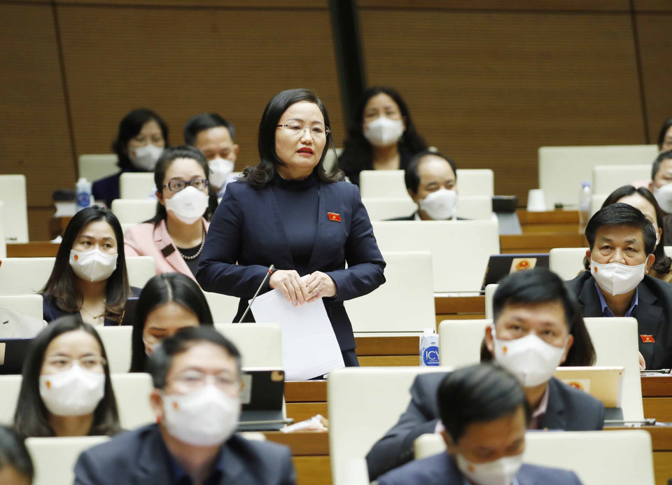 Đại biểu Quốc hội tỉnh Hà Giang Phạm Thuý Chinh chất vấn. (Ảnh: Phương Hoa/TTXVN)
