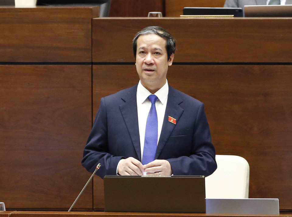 Bộ trưởng Bộ Giáo dục và Đào tạo Nguyễn Kim Sơn trả lời chất vấn đối với nhóm vấn đề thứ ba. (Ảnh: Doãn Tấn/TTXVN)