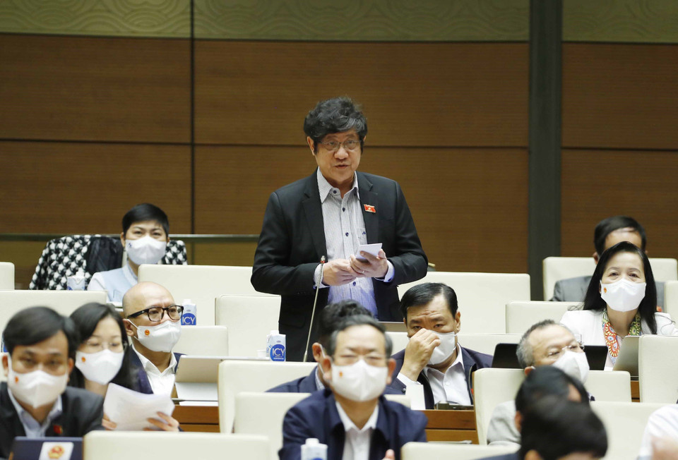 Đại biểu Quốc hội tỉnh Bạc Liêu Nguyễn Huy Thái chất vấn. (Ảnh: Phương Hoa/TTXVN)