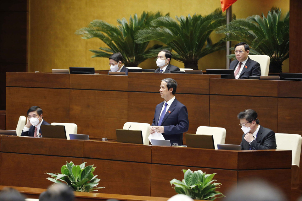 Bộ trưởng Bộ Giáo dục và Đào tạo Nguyễn Kim Sơn trả lời chất vấn đối với nhóm vấn đề thứ ba. (Ảnh: Doãn Tấn/TTXVN)