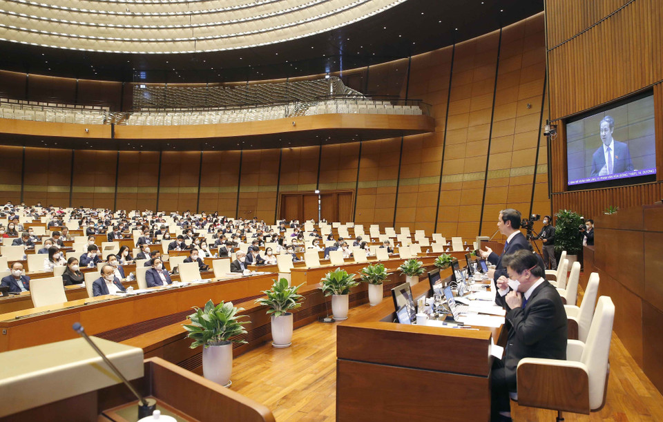 Bộ trưởng Bộ Giáo dục và Đào tạo Nguyễn Kim Sơn trả lời chất vấn đối với nhóm vấn đề thứ ba. (Ảnh: Doãn Tấn/TTXVN)