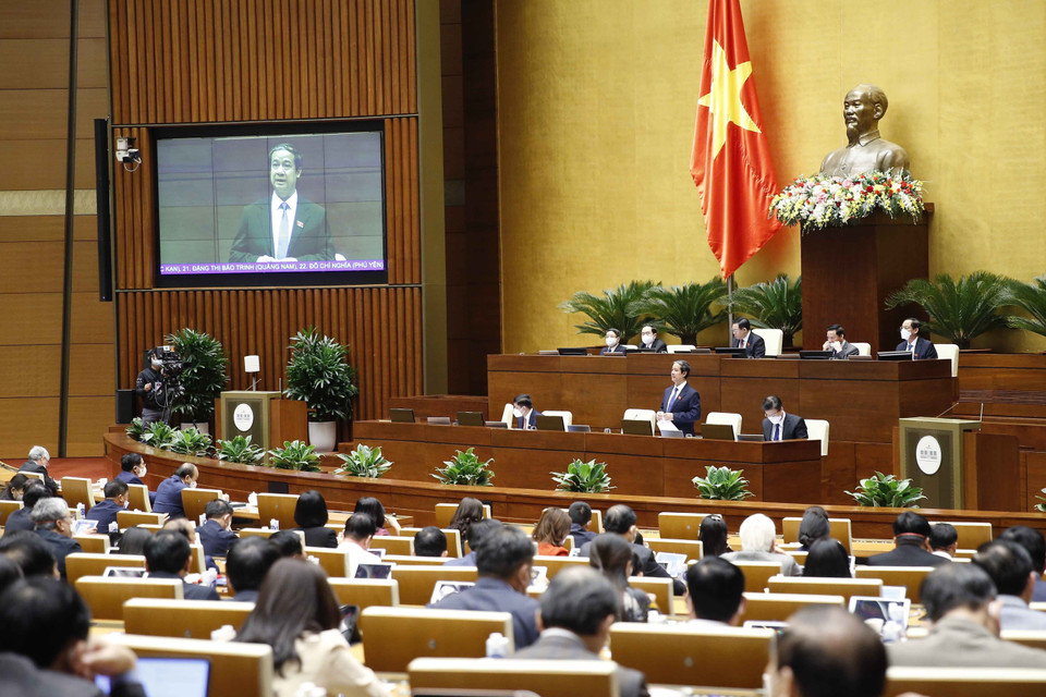 Bộ trưởng Bộ Giáo dục và Đào tạo Nguyễn Kim Sơn trả lời chất vấn đối với nhóm vấn đề thứ ba. (Ảnh: Doãn Tấn/TTXVN)