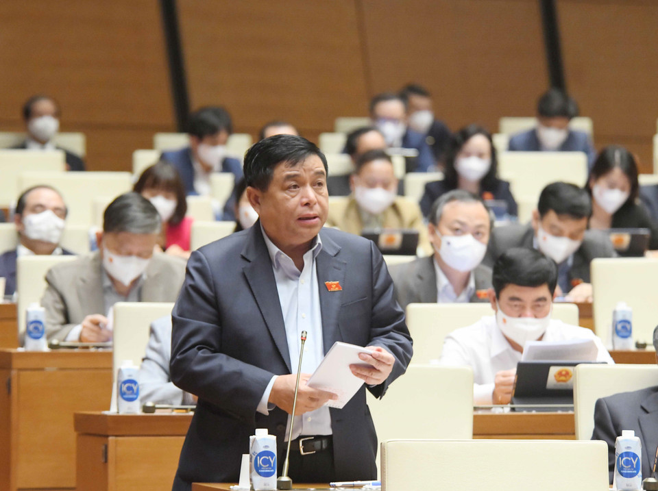 Bộ trưởng Bộ Kế hoạch và Đầu tư Nguyễn Chí Dũng giải trình ý kiến của đại biểu Quốc hội. (Ảnh: Phương Hoa/TTXVN)