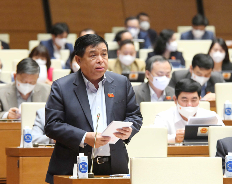 Bộ trưởng Bộ Kế hoạch và Đầu tư Nguyễn Chí Dũng giải trình ý kiến của đại biểu Quốc hội. (Ảnh: Phương Hoa/TTXVN)