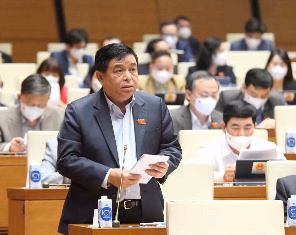 Bộ trưởng Bộ Kế hoạch và Đầu tư Nguyễn Chí Dũng giải trình ý kiến của đại biểu Quốc hội. (Ảnh: Phương Hoa/TTXVN)