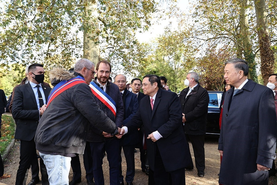 Lãnh đạo thành phố Montreuil đón Thủ tướng Phạm Minh Chính và Đoàn đại biểu cấp cao Việt Nam. (Ảnh: Dương Giang/TTXVN)
